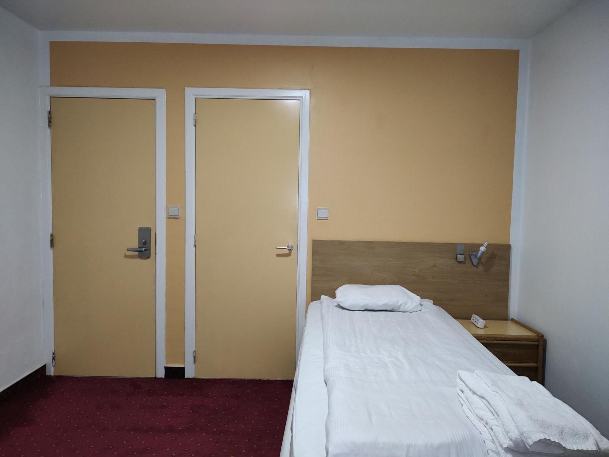 Woluwe-Saint-Lambert Hotel Evergreen מראה חיצוני תמונה